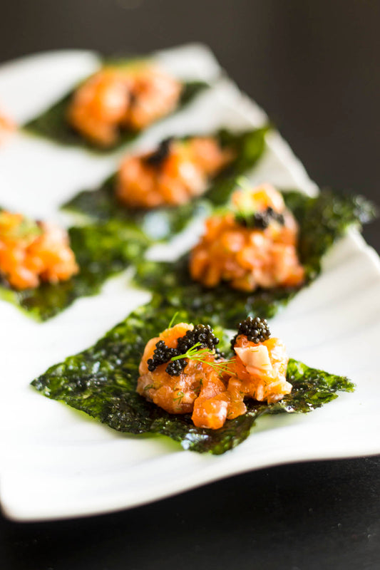 Crujiente de Alga Nori con tartar de Salmón y caviar.